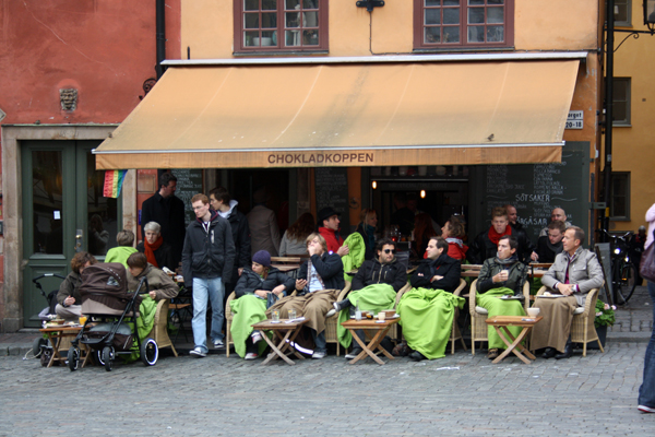 Cafe Stockholm gente con mantas
