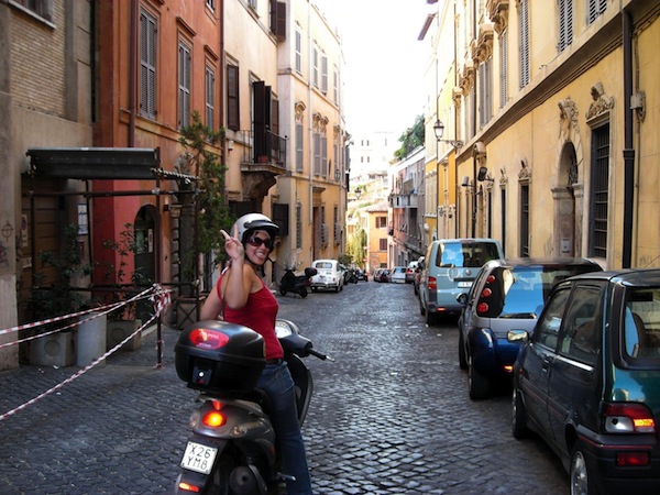 Conducir una scooter por Roma
