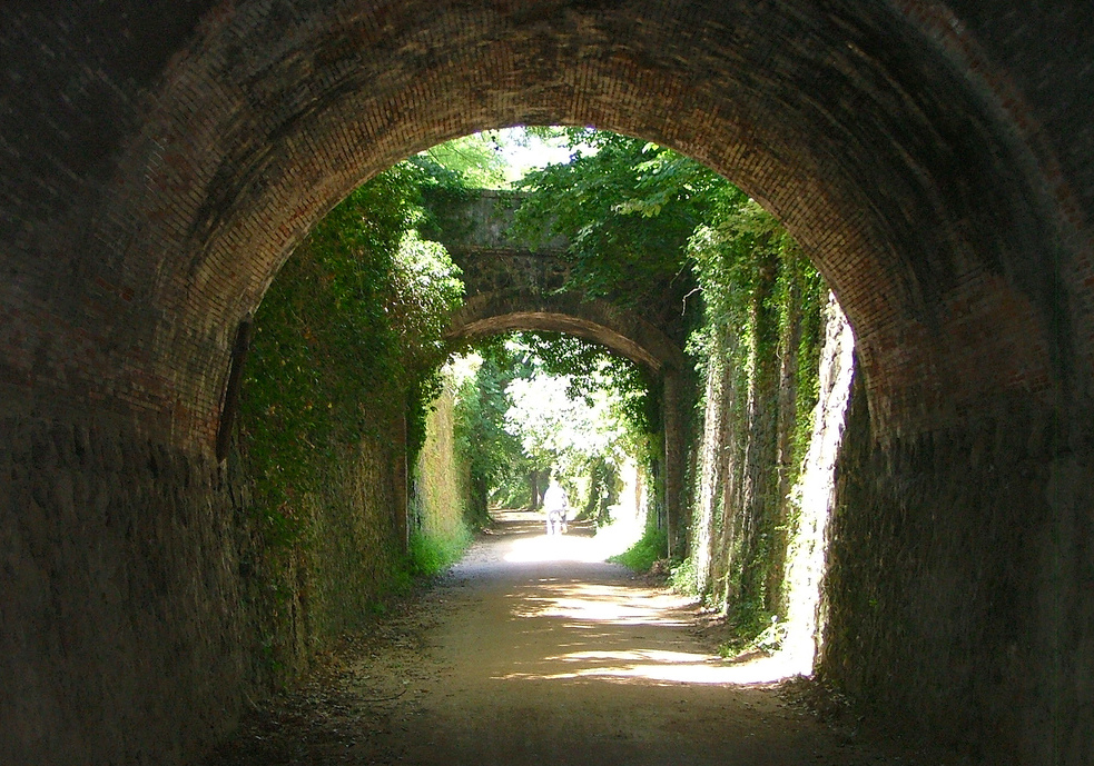 Vía verde Carrilet Olot. La antigua vía del tren es hoy un bicicarril. Foto de Roberto Al. Via flickr CC.