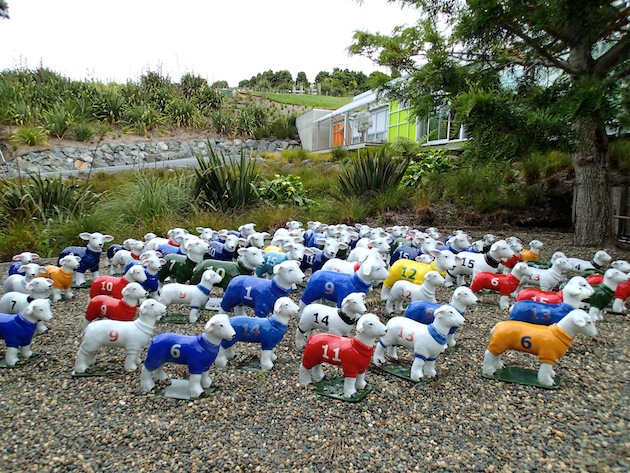 Viñedos de Brick Bay con esculturas a lo largo de un camino Viñedos de Brick Bay con esculturas a lo largo de un camino