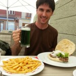 comiendo con cerveza verde