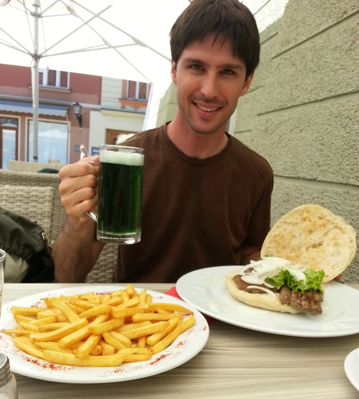 comiendo con cerveza verde