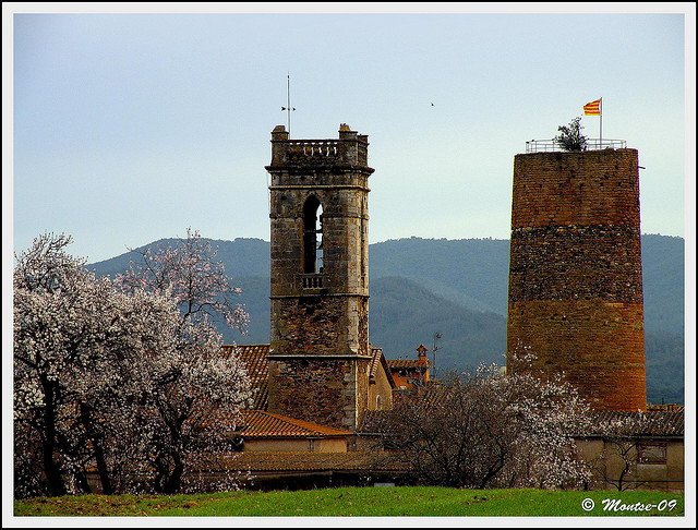Torre i Campanar de Sant Miquel de Cruïlles. Foto de Montse Poch, Flickr, CC